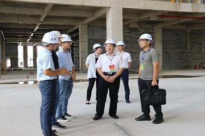 唐前明深入柳州市民服务中心项目，检查指导耐火材料制品制造工作